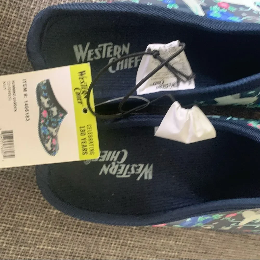 NWT Western Chief hummingbird garden clogs. Size 8 - Picture 3 of 3